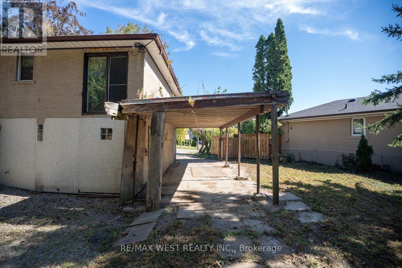 39 Mcmanus Road, Toronto, Ontario  M9P 2J9 - Photo 17 - W13844222
