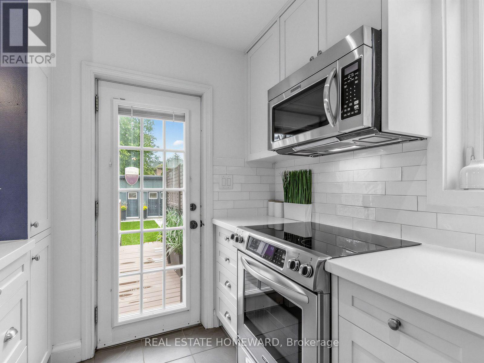5 Beaufield Avenue, Toronto, Ontario  M4G 3R2 - Photo 11 - C13844424