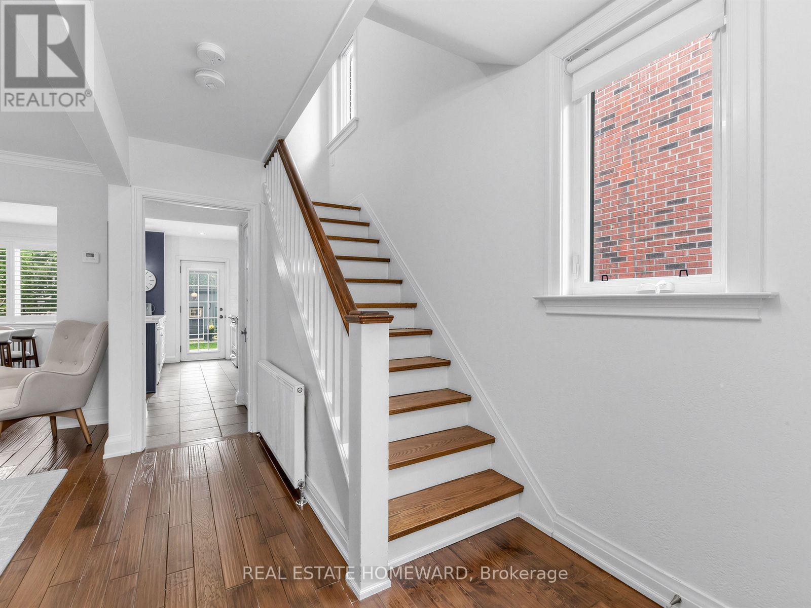 5 Beaufield Avenue, Toronto, Ontario  M4G 3R2 - Photo 4 - C13844424