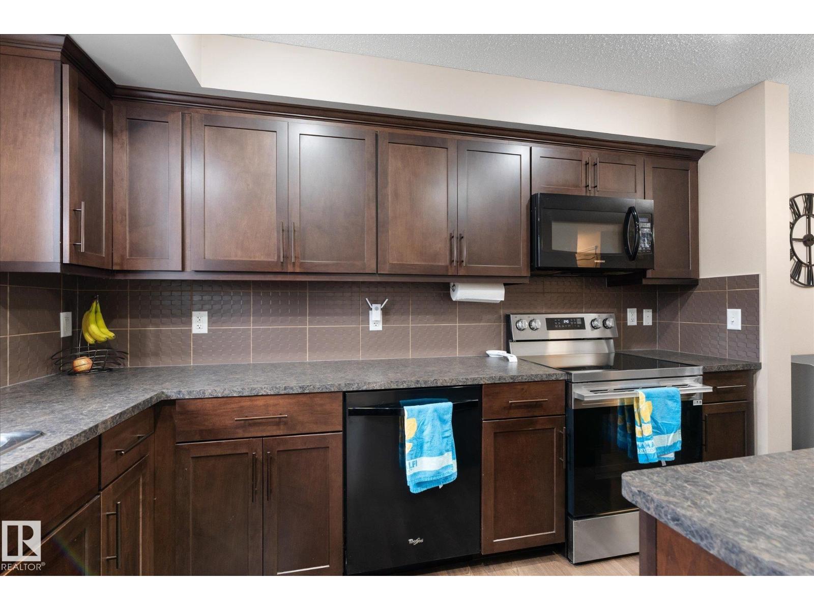 16 MEADOWLAND CR