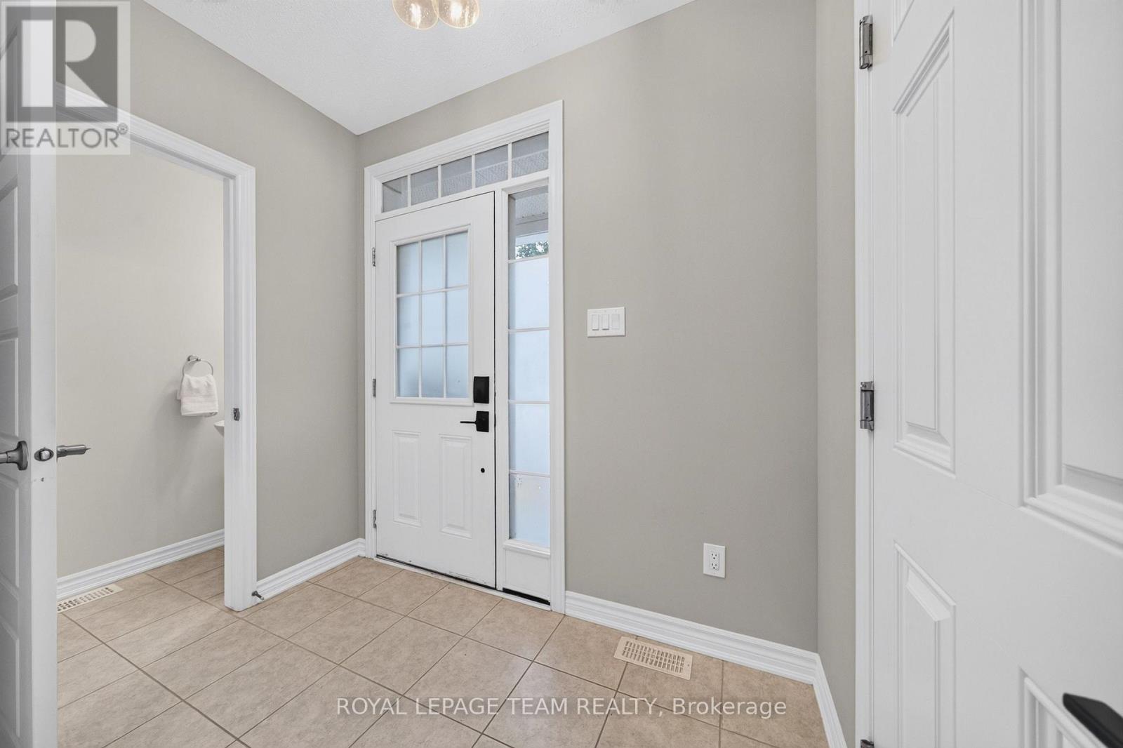 517 Foxlight Circle, Ottawa, Ontario  K2M 0L8 - Photo 2 - X13844614