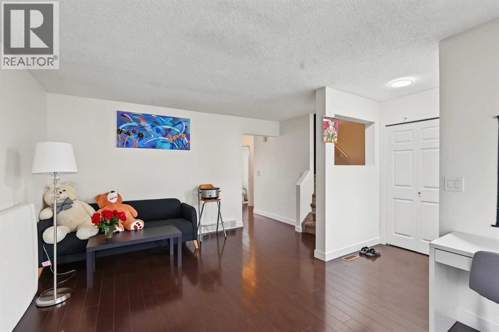 61 Falmere Way Ne, Calgary, Alberta  T3J 2Y7 - Photo 5 - A2348062