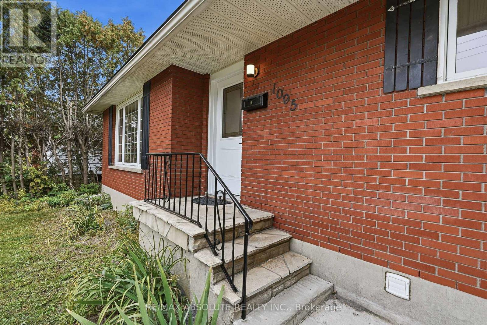 1095 Kenaston Street, Ottawa, Ontario  K1B 3P4 - Photo 2 - X13844870