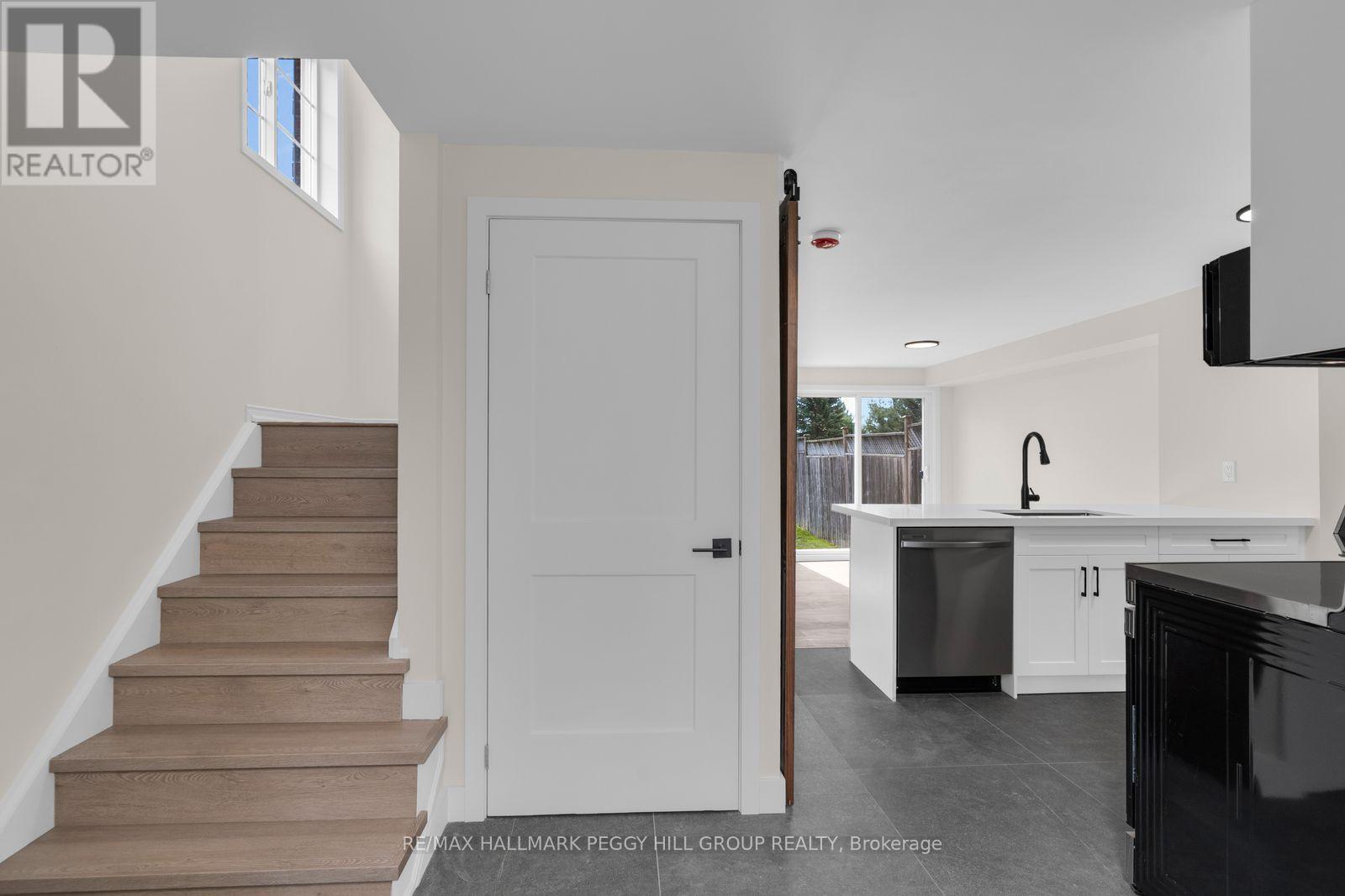 255 Dunsmore Lane, Barrie, Ontario L4M 7A4 - Photo 7 - S13844966