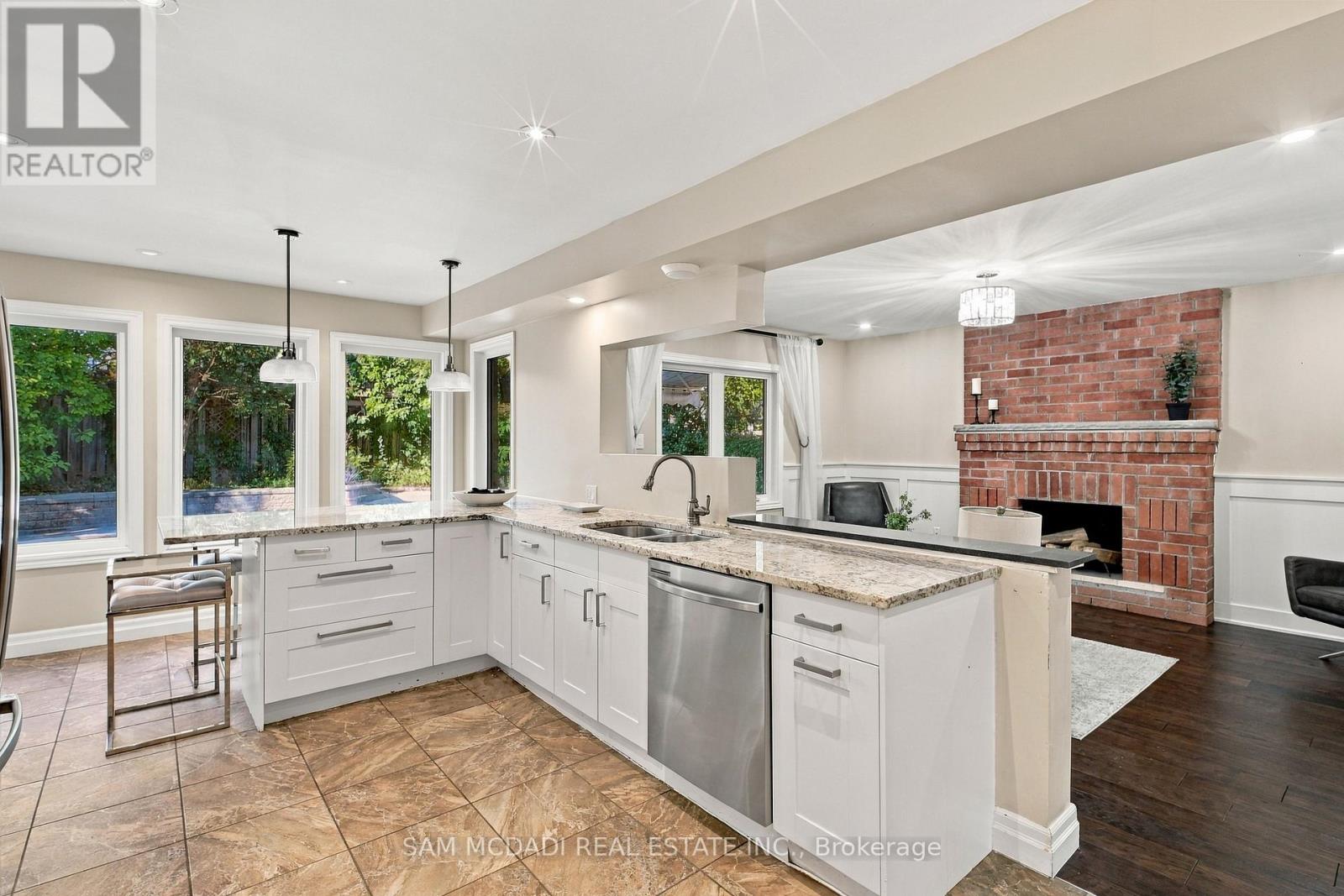 2087 Mayflower Boulevard, Oakville, Ontario  L6H 4E8 - Photo 9 - W13844904