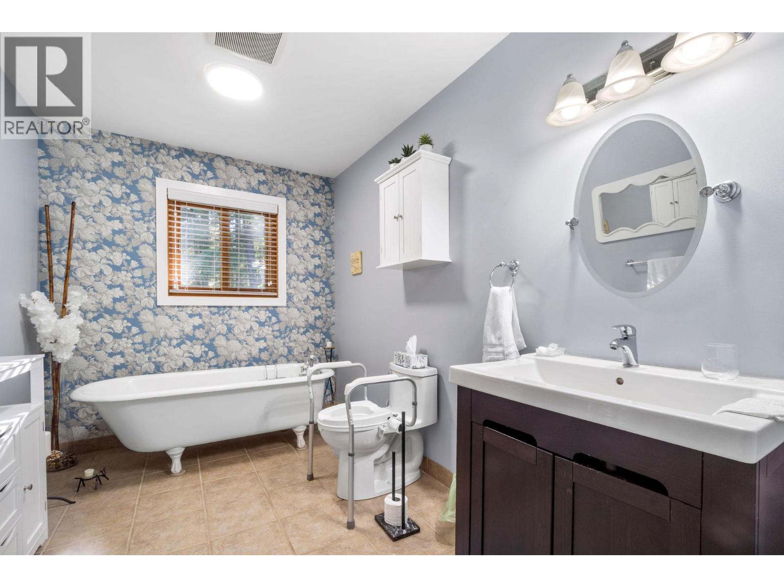 720 East Wilson Creek Road, Rosebery, British Columbia  V0G 1S1 - Photo 16 - 10402216