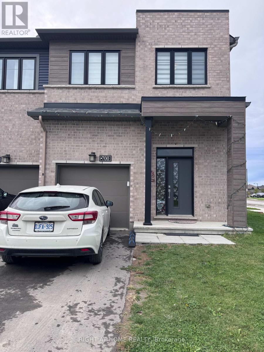 700 Fairline Row, Ottawa, Ontario  K2V 0V7 - Photo 2 - X13845158