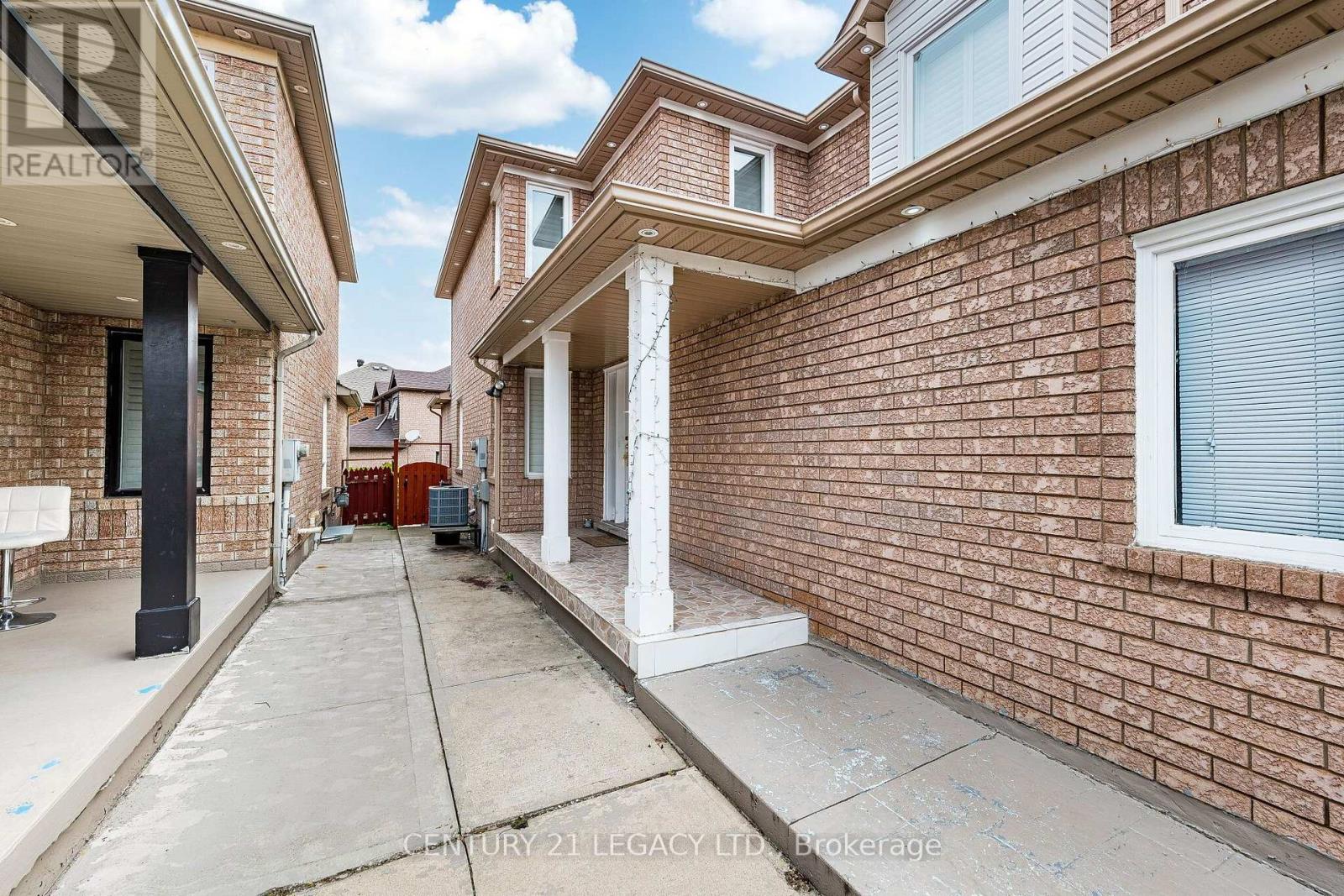 64 Narrow Valley Crescent, Brampton, Ontario  L6R 2M4 - Photo 3 - W13833668