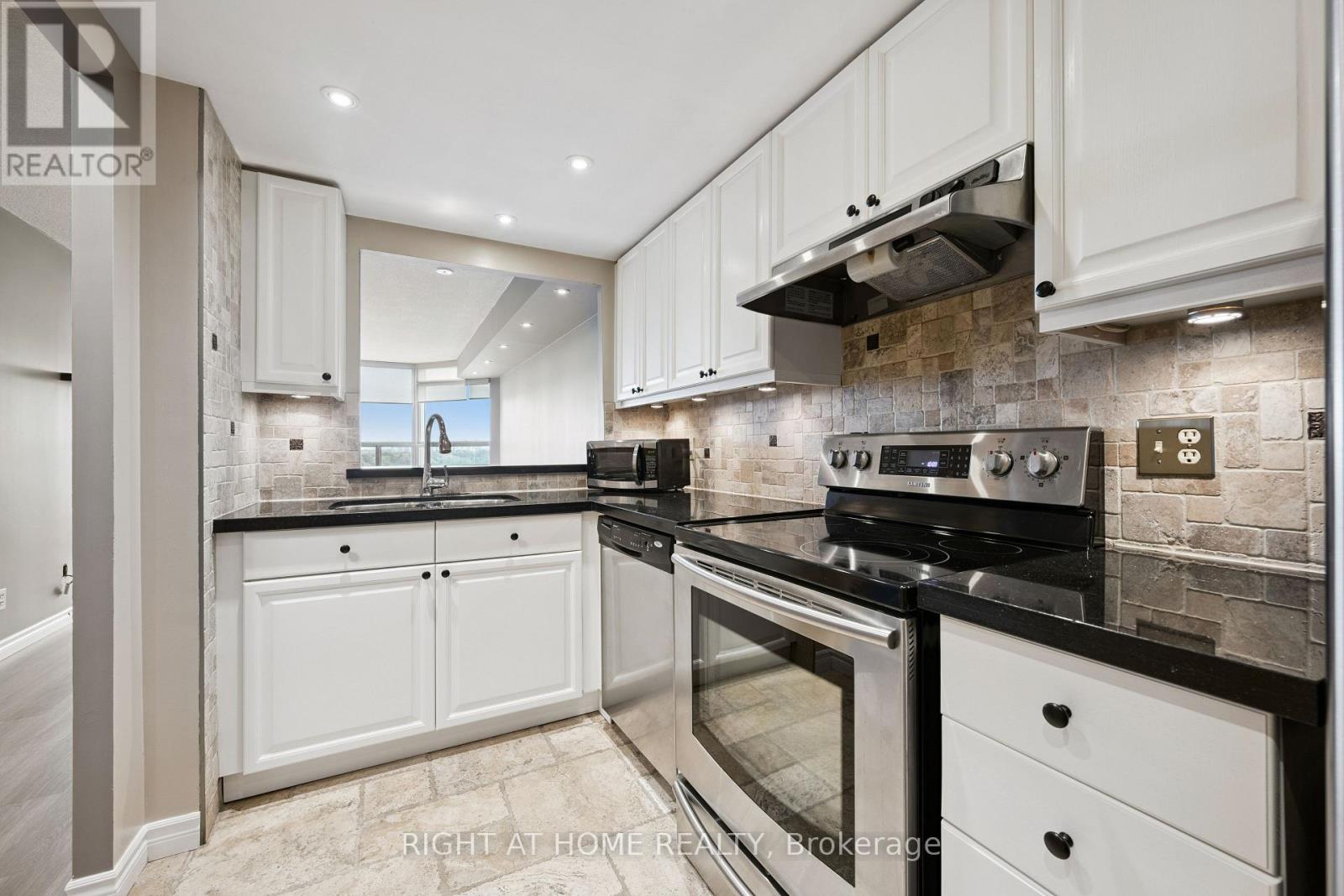 1217 - 268 Ridley Boulevard, Toronto, Ontario  M5M 4N3 - Photo 4 - C13845162