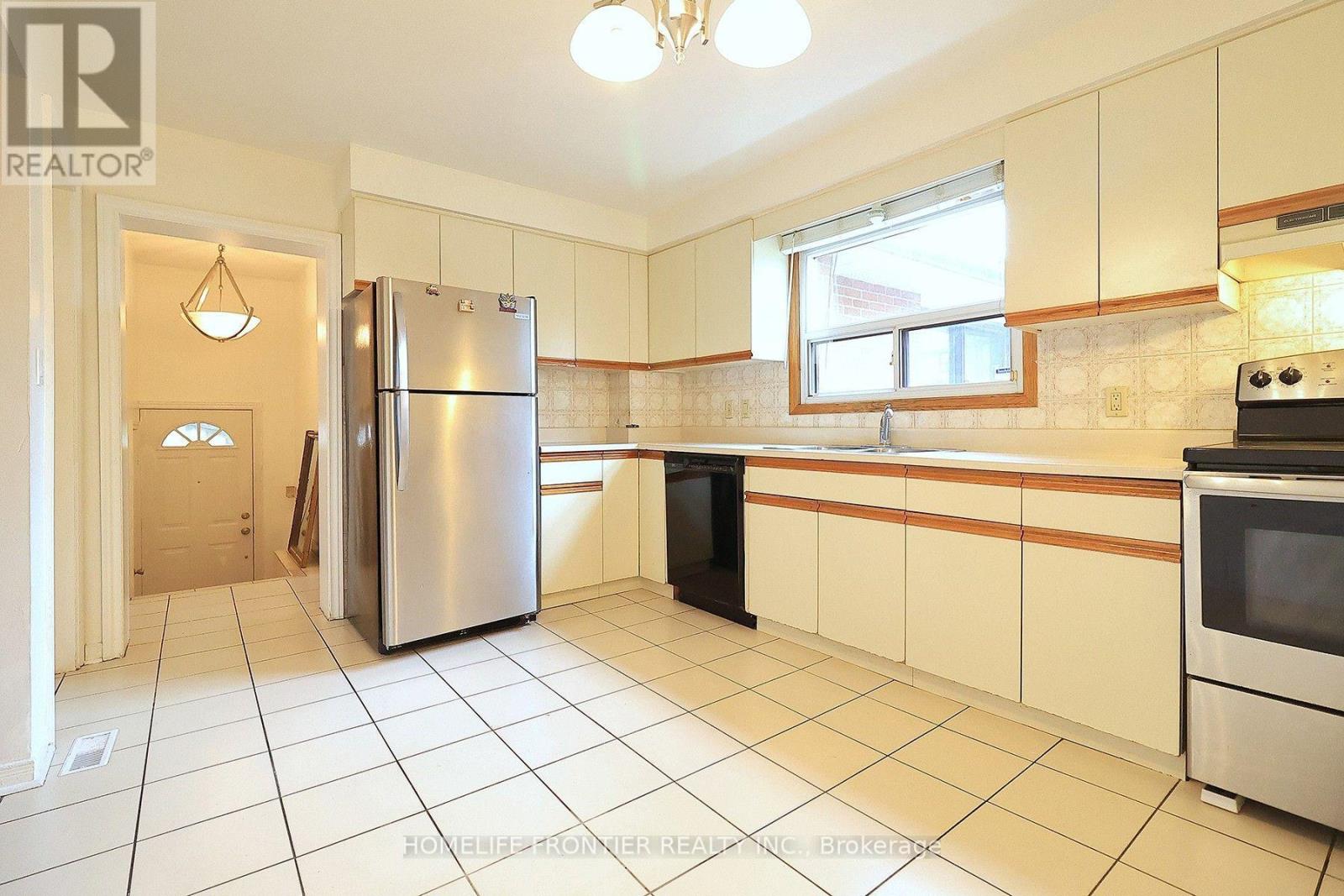 334 Rimilton Avenue, Toronto, Ontario  M8W 2E4 - Photo 8 - W13845140