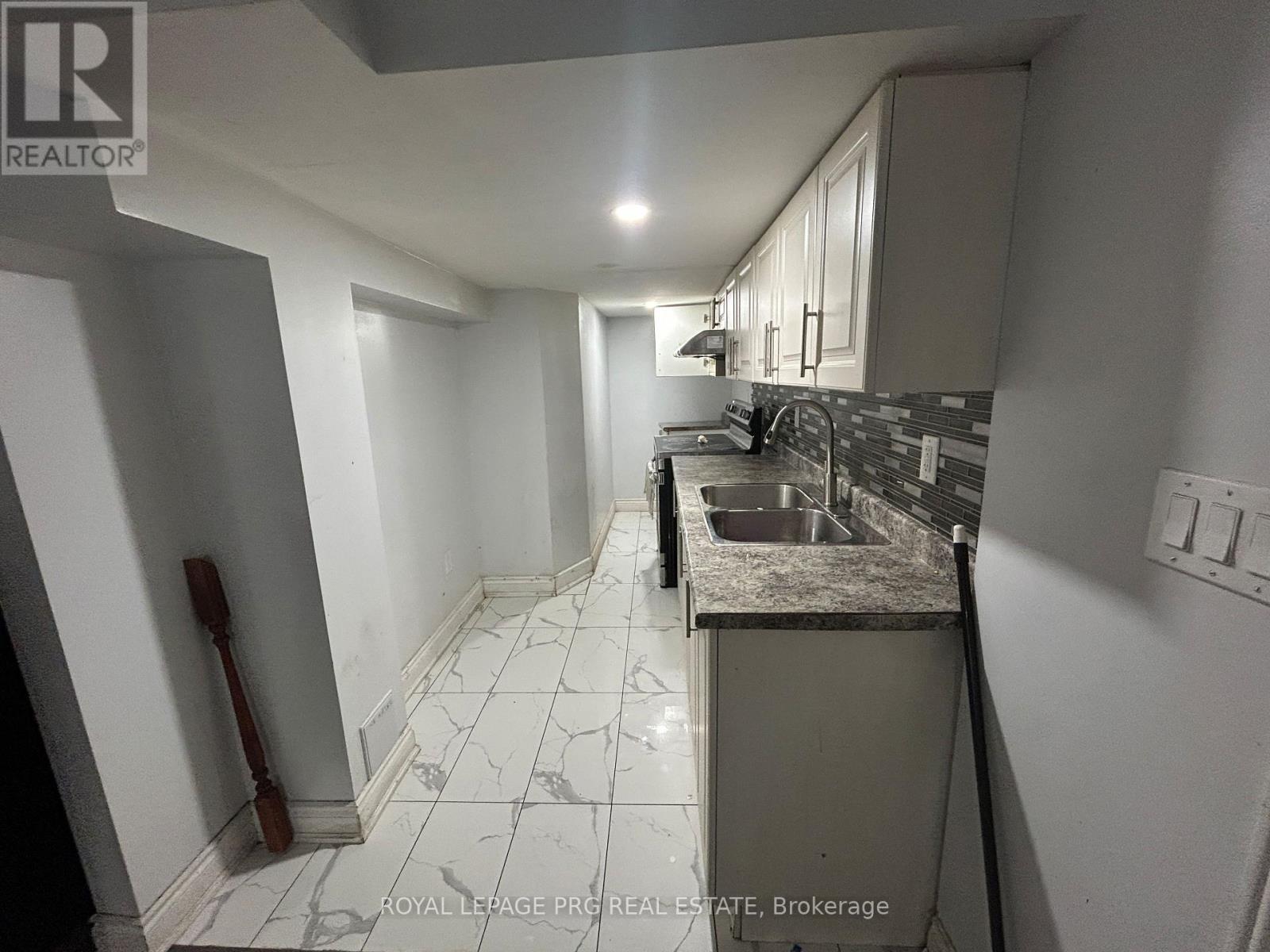 A - 11 Villagewood Street, Brampton, Ontario  L6P 2C4 - Photo 4 - W13841522