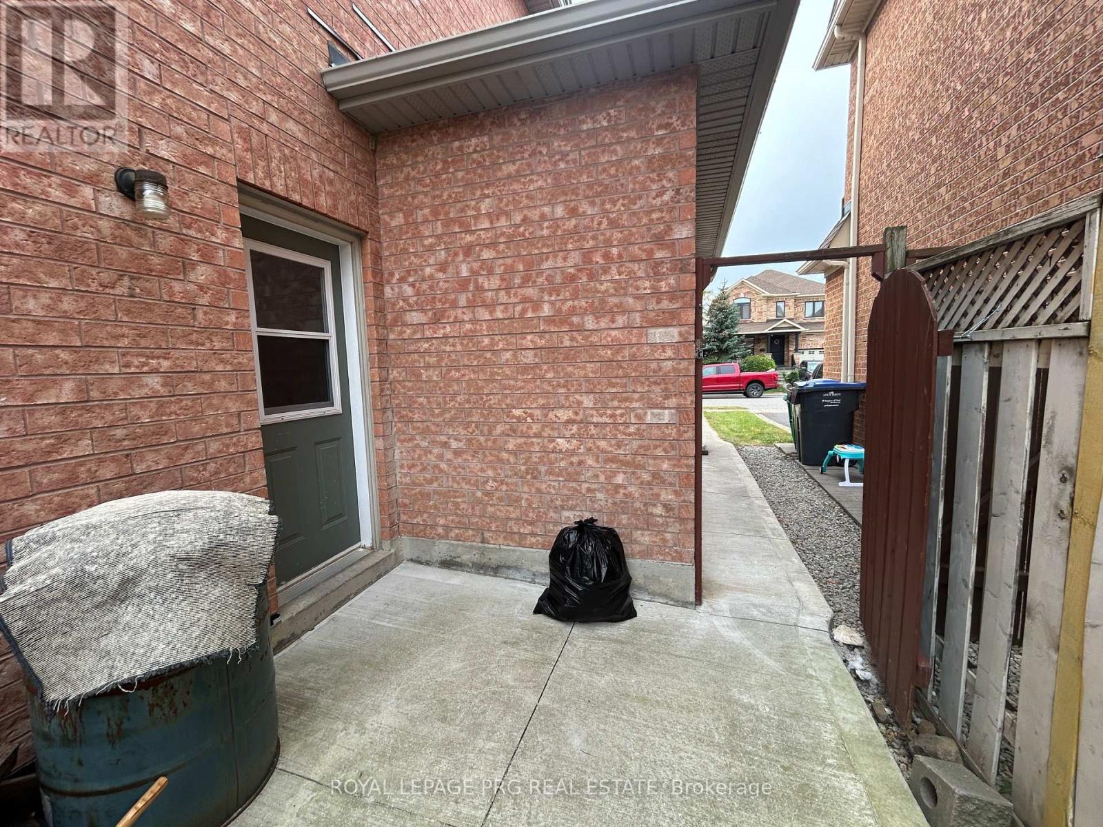 B - 11 Villagewood Street, Brampton, Ontario  L6P 2C4 - Photo 2 - W13841520