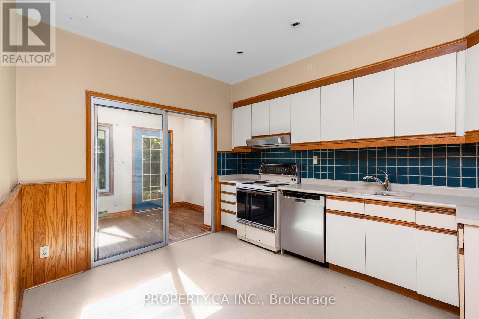 131 Pearson Avenue, Toronto, Ontario  M6R 1G4 - Photo 10 - W13845332