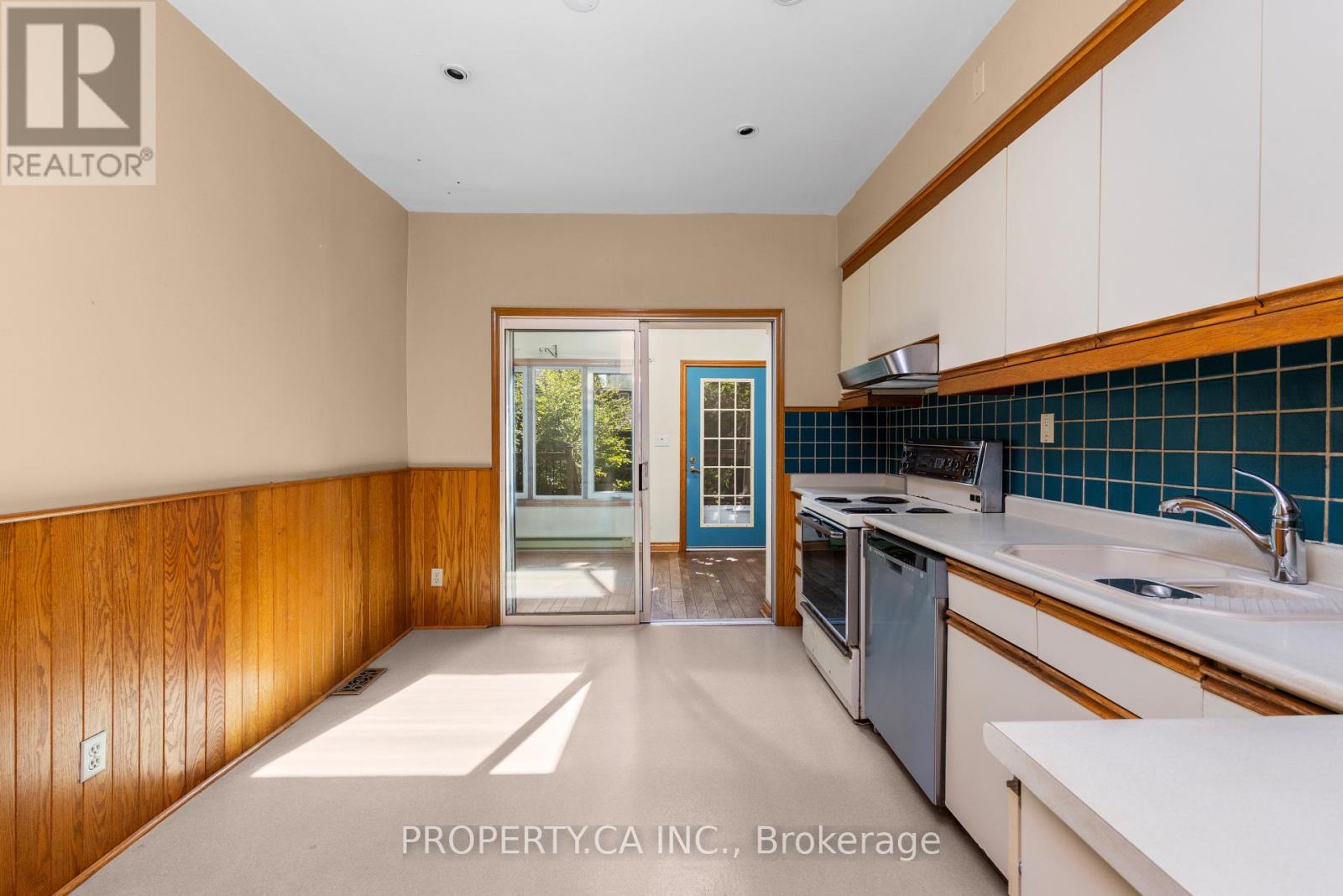 131 Pearson Avenue, Toronto, Ontario  M6R 1G4 - Photo 12 - W13845332