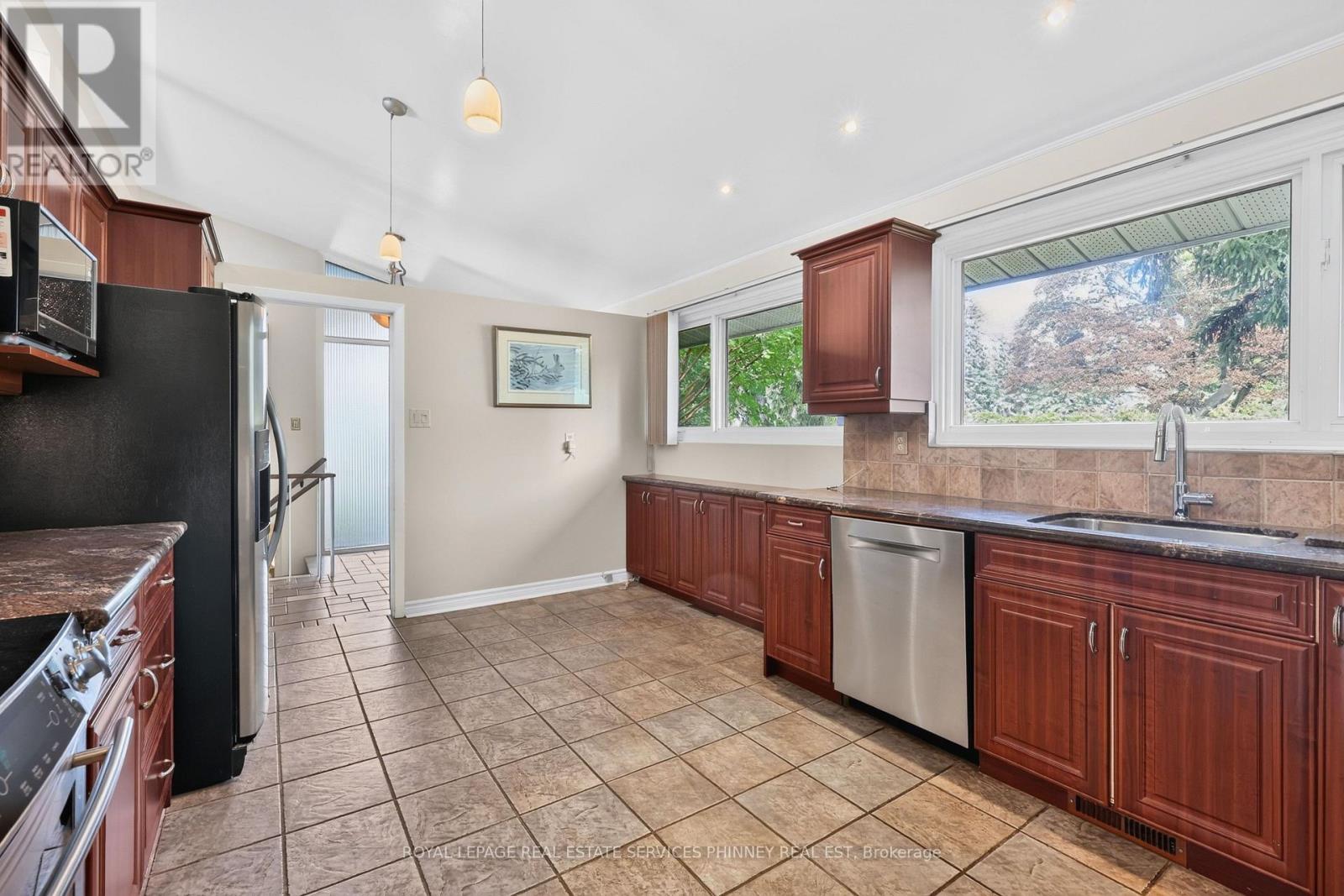 974 Owenwood Drive, Mississauga, Ontario  L5H 3J2 - Photo 5 - W13845444