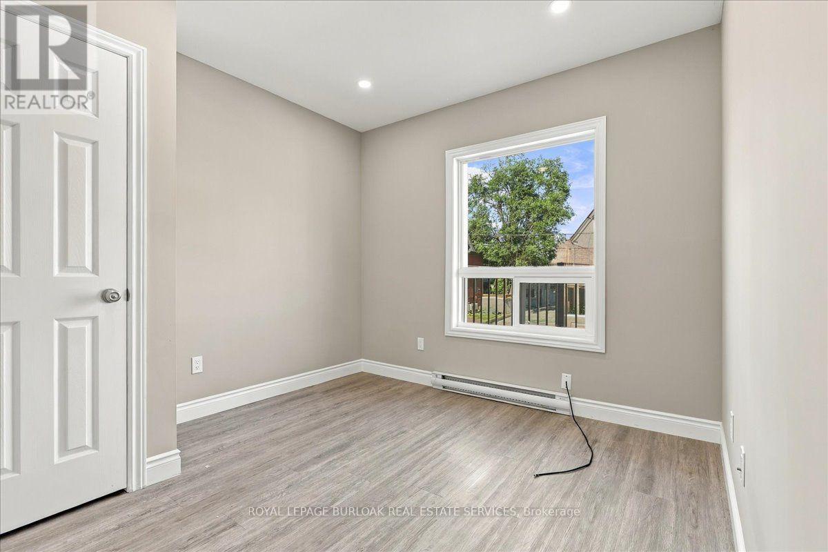 Upper - 17 Eby Street S, Kitchener, Ontario  N2G 3K6 - Photo 2 - X13845352