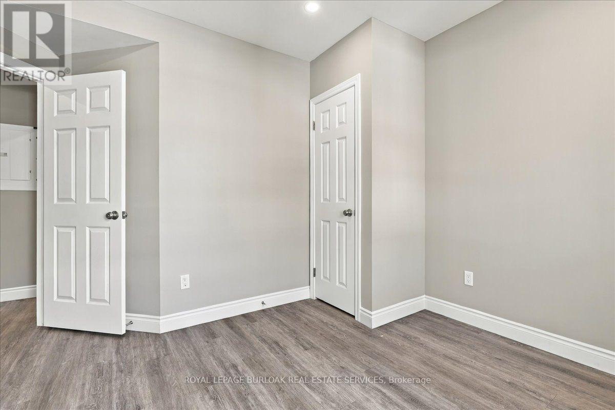 Upper - 17 Eby Street S, Kitchener, Ontario  N2G 3K6 - Photo 3 - X13845352