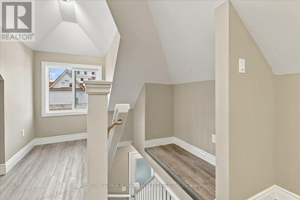 Upper - 17 Eby Street S, Kitchener, Ontario  N2G 3K6 - Photo 7 - X13845352
