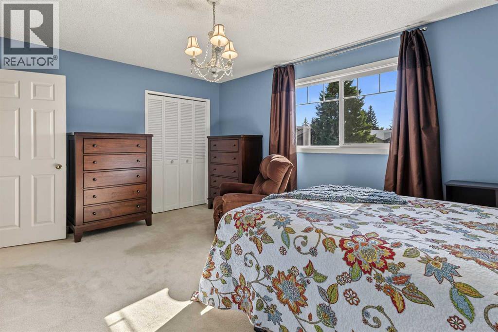 22 Deermeade Bay SE