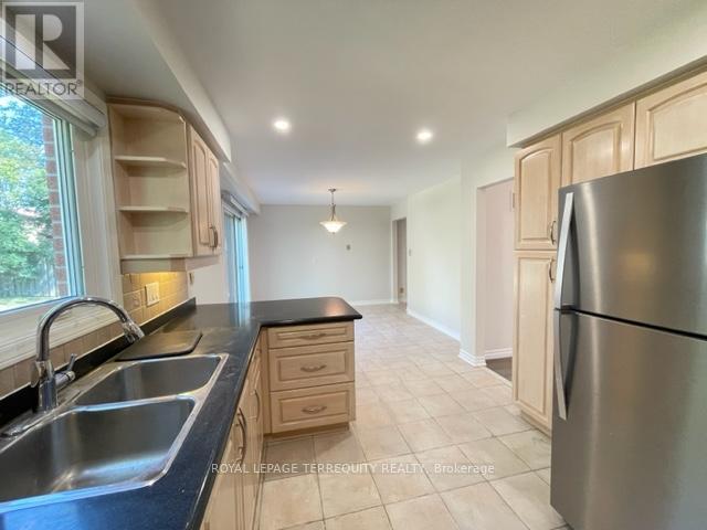 743 Fieldstone Road, Mississauga, Ontario  L5C 3K7 - Photo 11 - W13633576