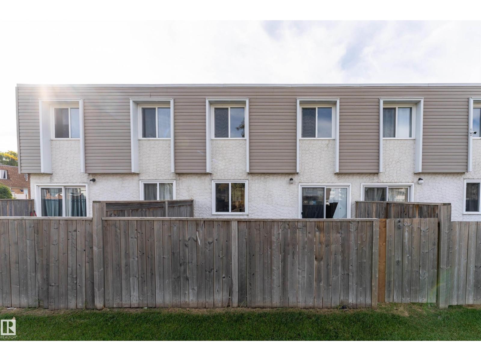 149 Cornell Co Nw, Edmonton, Alberta  T5C 3C3 - Photo 2 - E4511028