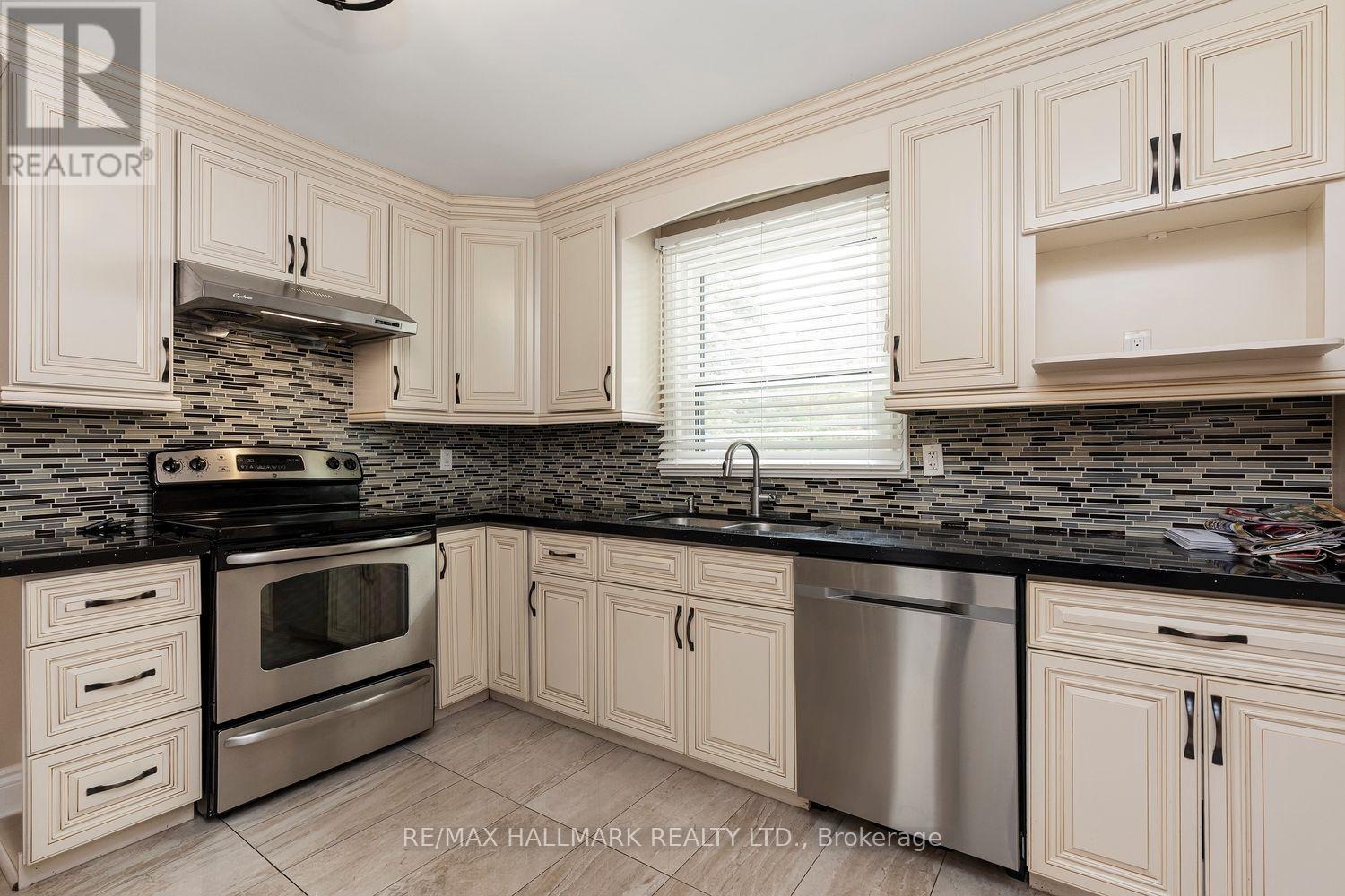 245 Elmwood Avenue, Richmond Hill, Ontario  L4C 1L3 - Photo 4 - N13824940