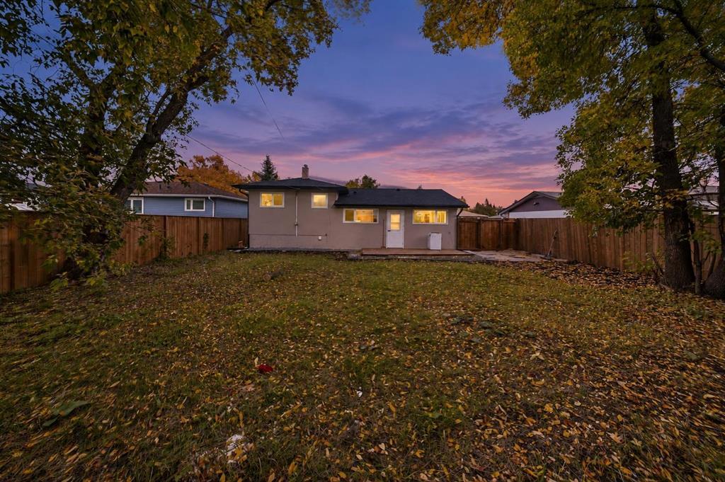 11 Berwyn Bay, Winnipeg, Manitoba  R2C 2W1 - Photo 1 - 202624468