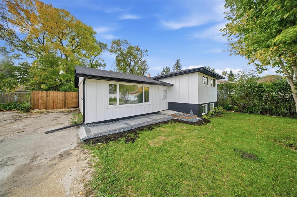 11 Berwyn Bay, Winnipeg, Manitoba  R2C 2W1 - Photo 2 - 202624468