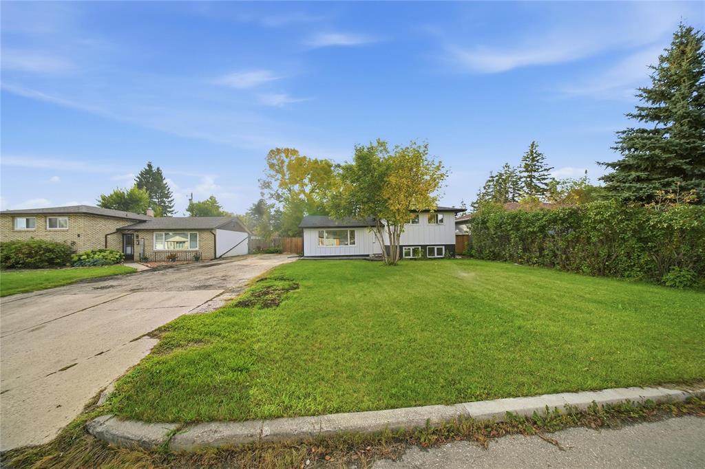 11 Berwyn Bay, Winnipeg, Manitoba  R2C 2W1 - Photo 3 - 202624468
