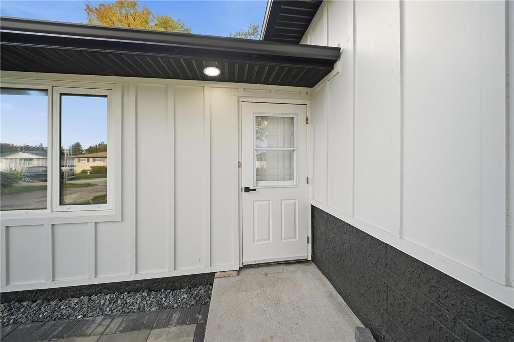 11 Berwyn Bay, Winnipeg, Manitoba  R2C 2W1 - Photo 4 - 202624468