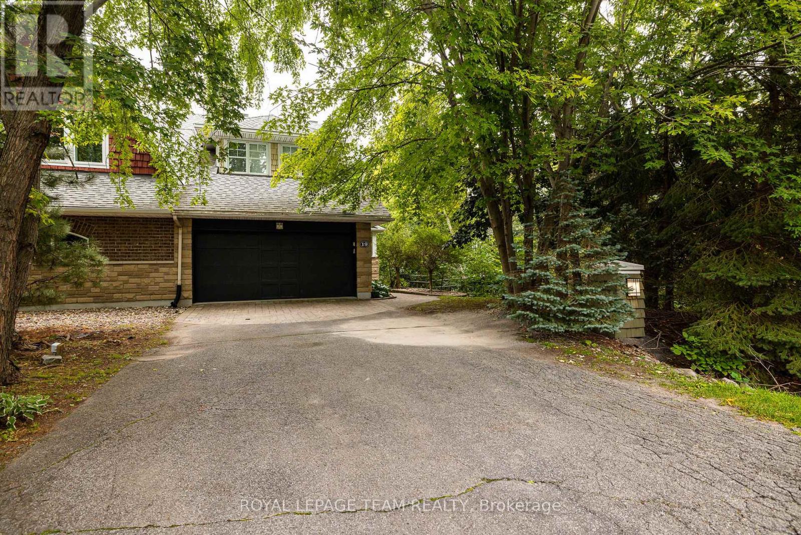 19 Creeks End Lane, Ottawa, Ontario K2H 1C7 - Photo 3 - X13845704