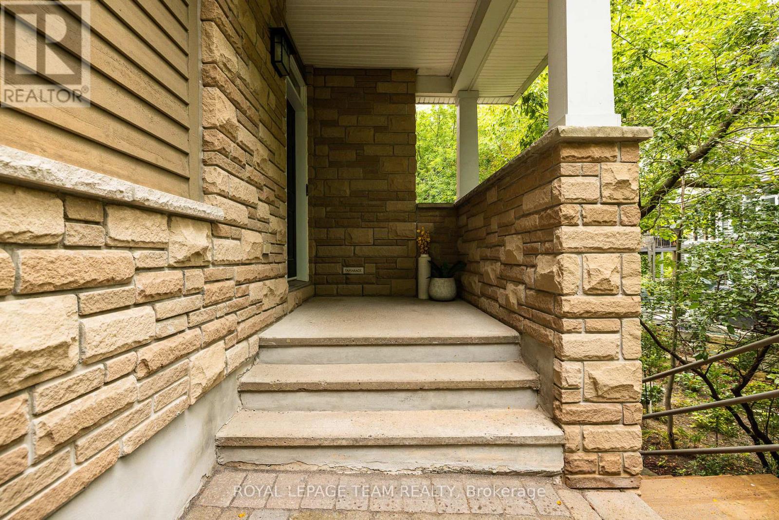 19 Creeks End Lane, Ottawa, Ontario K2H 1C7 - Photo 4 - X13845704