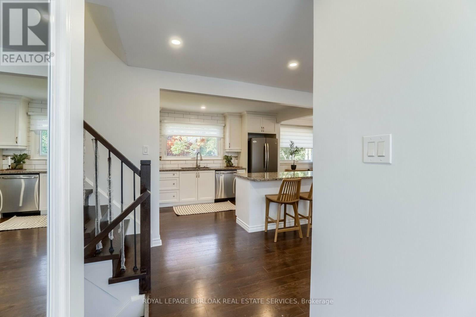 2121 Bridge Road, Oakville, Ontario  L6L 2E8 - Photo 3 - W13845570