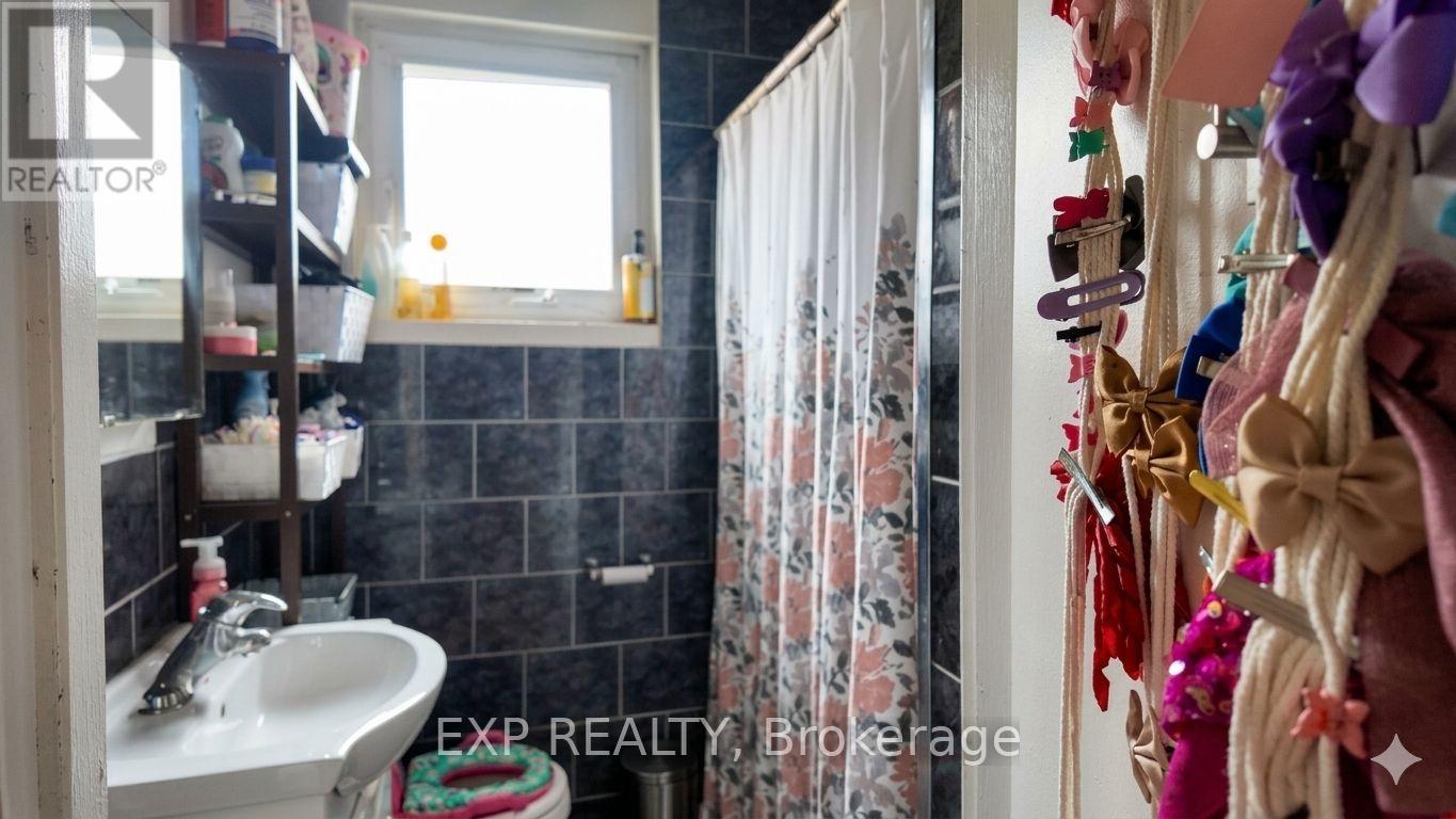 23 Chapman Avenue, Toronto, Ontario  M4B 1C3 - Photo 11 - E13845742