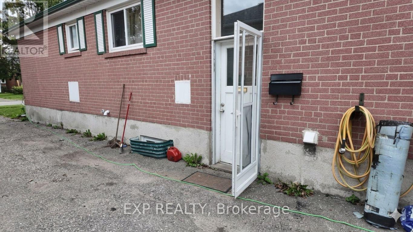 23 Chapman Avenue, Toronto, Ontario  M4B 1C3 - Photo 3 - E13845742