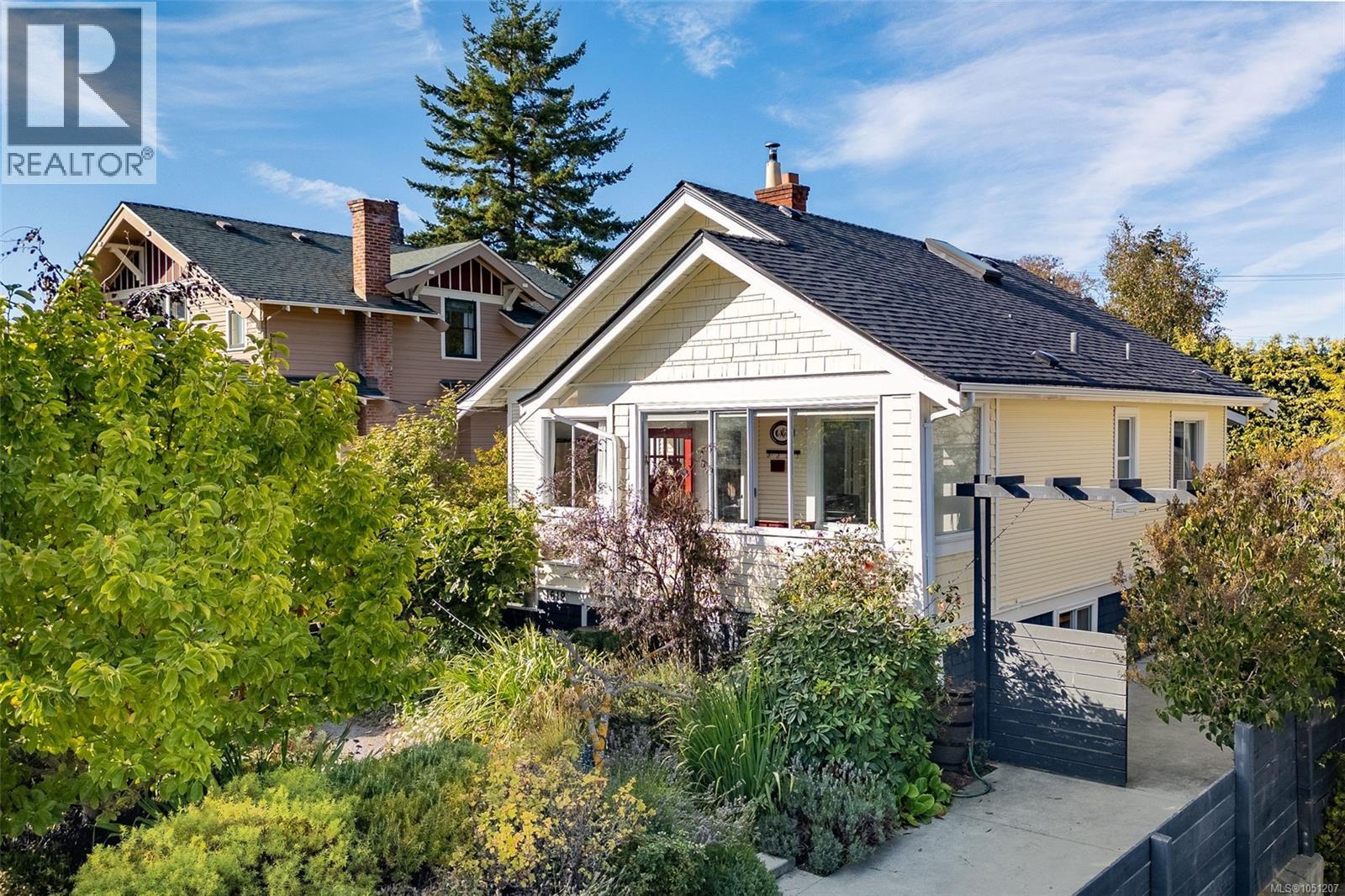 1618 Pinewood Ave, Victoria, British Columbia