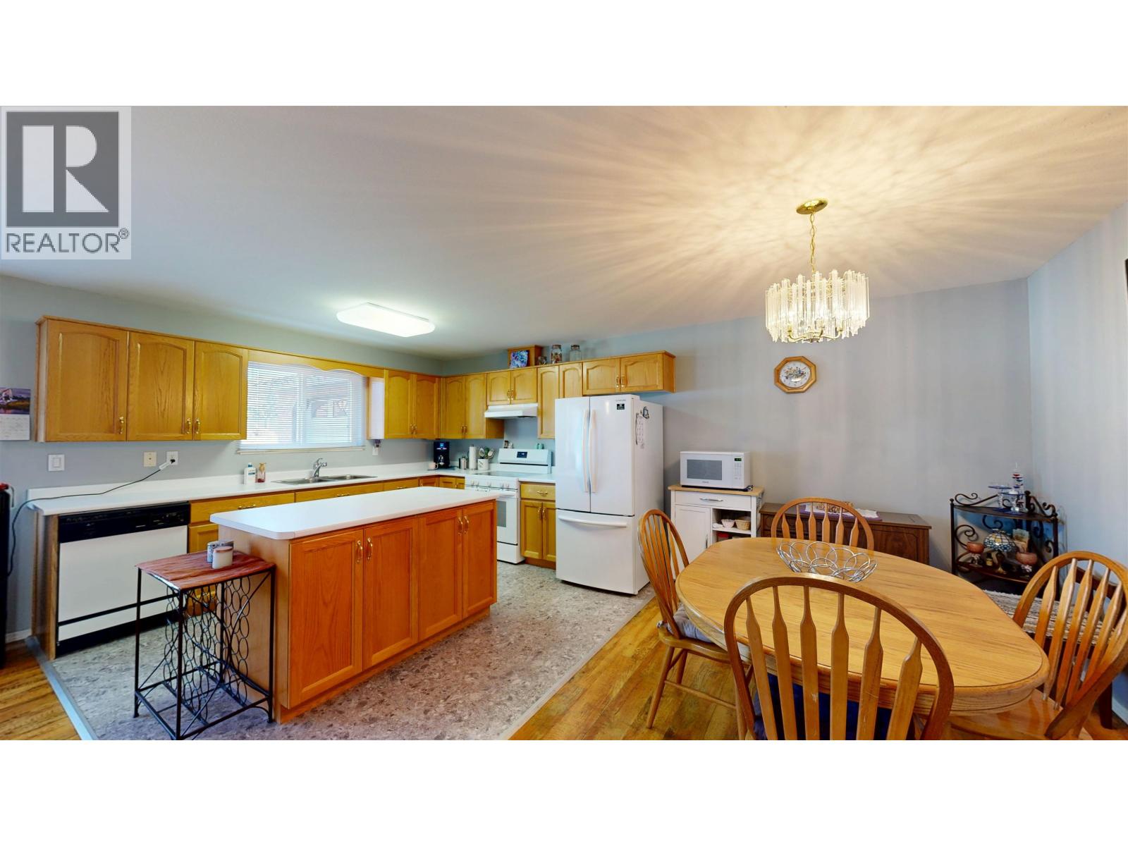 2 202 8th Street, 100 Mile House, British Columbia  V0K 2E0 - Photo 3 - R3171010