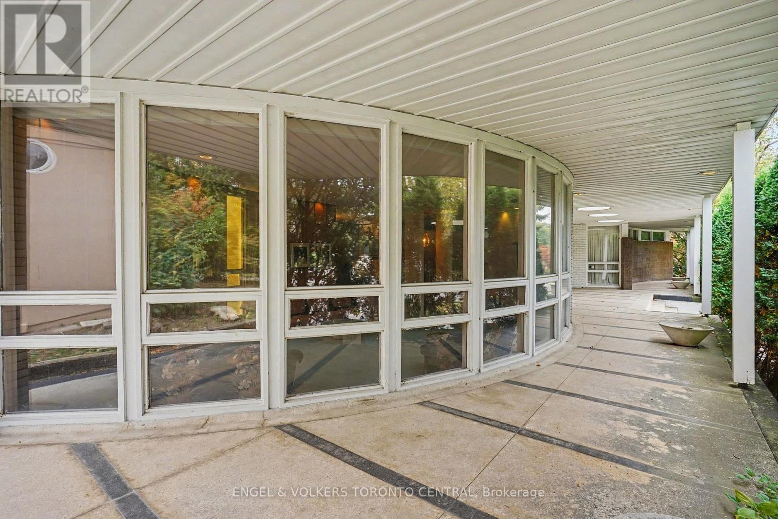 11 Suncrest Drive, Toronto, Ontario  M3C 2L1 - Photo 4 - C13845982