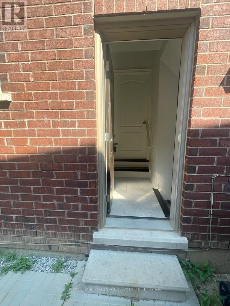 16 Little Britain Crescent, Brampton, Ontario  L6Y 6A9 - Photo 4 - W13846058