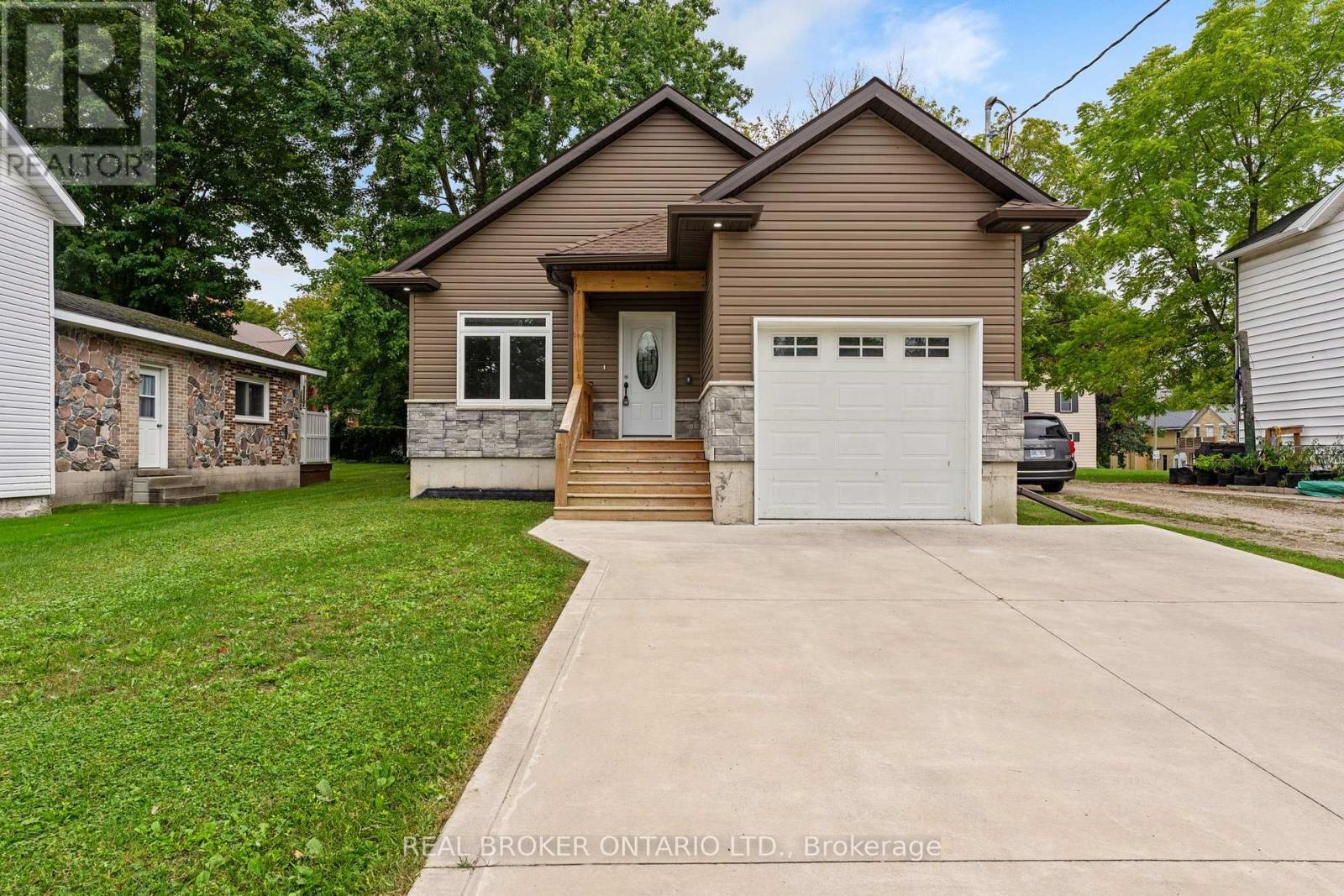 52 Queen Street, Huron East, Ontario  N0G 1H0 - Photo 2 - X13846110
