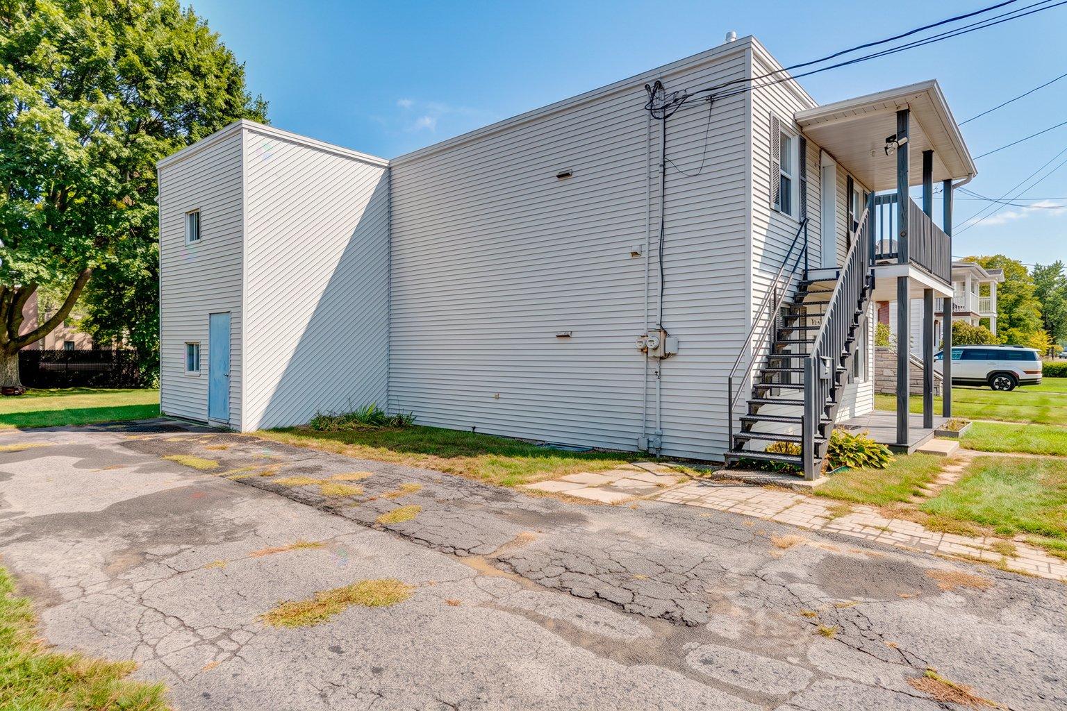 1210-1214 Rue Jogues Drummondville Quebec Canada J2B4X9 4