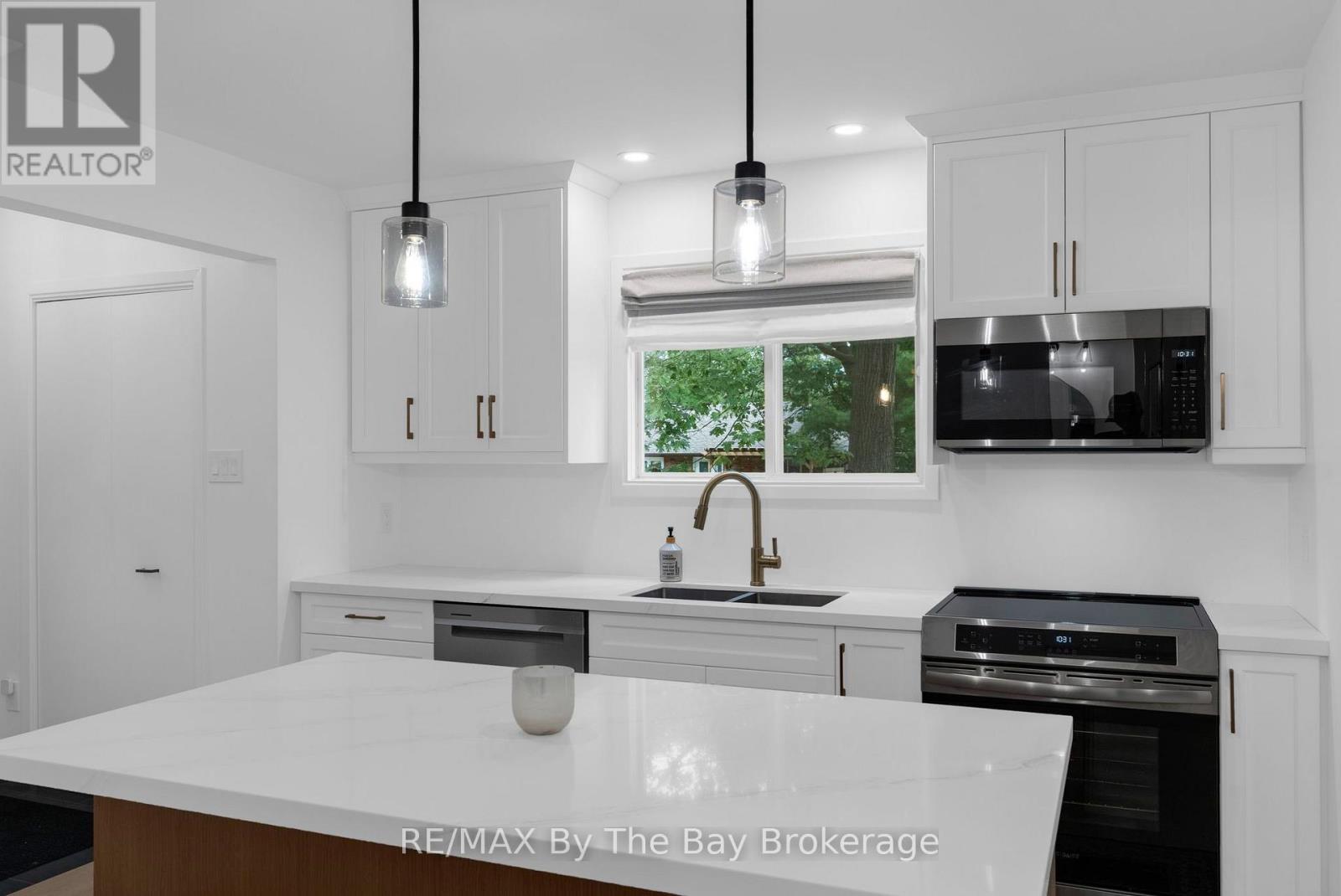 9 Islandview Crescent, Wasaga Beach, Ontario  L9Z 2V6 - Photo 8 - S13846120