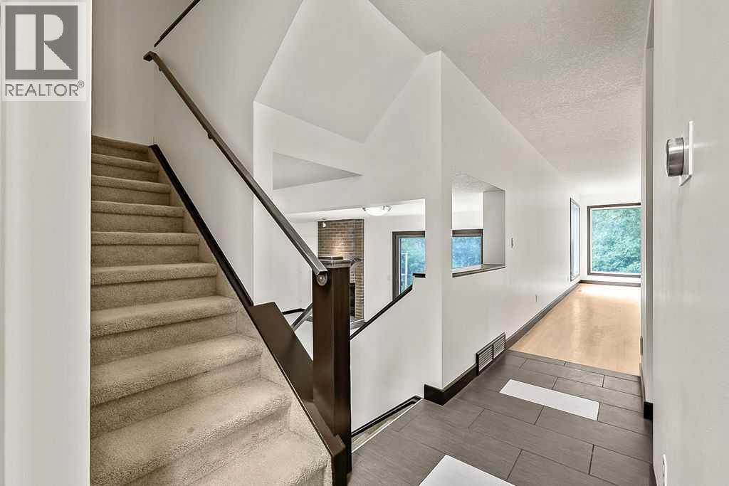 200 Bernard Drive Nw, Calgary, Alberta  T3K 2B7 - Photo 3 - A2339584