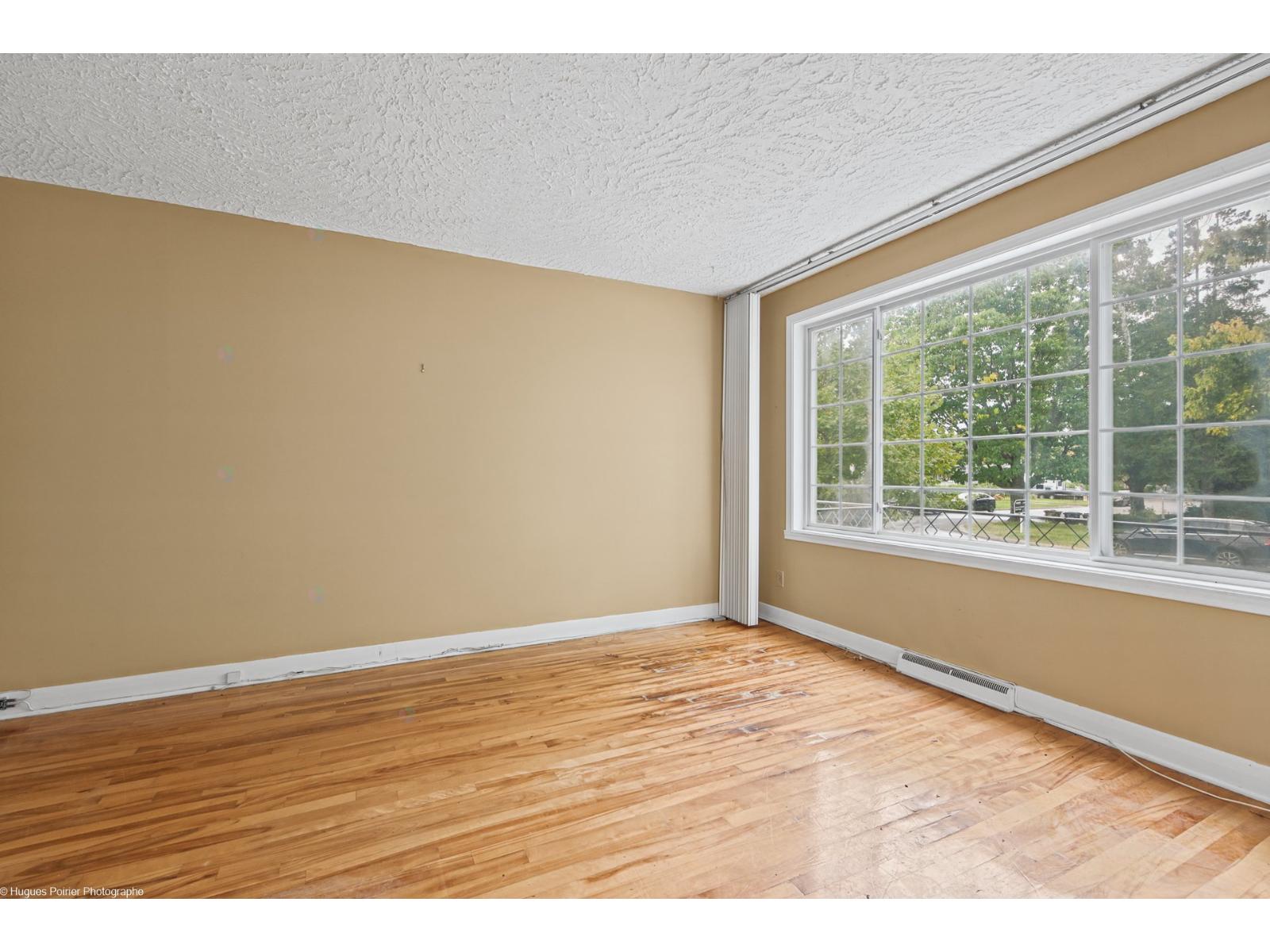 1881 Rue Le Royer Laval (Vimont) Quebec Canada H7M2S4 4