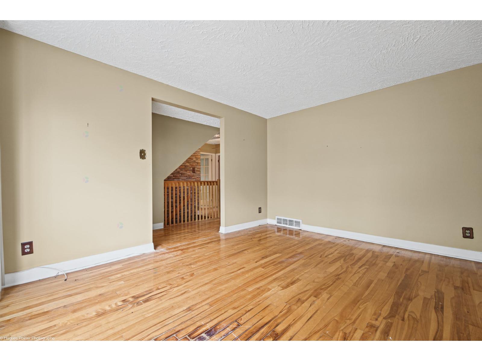 1881 Rue Le Royer Laval (Vimont) Quebec Canada H7M2S4 5