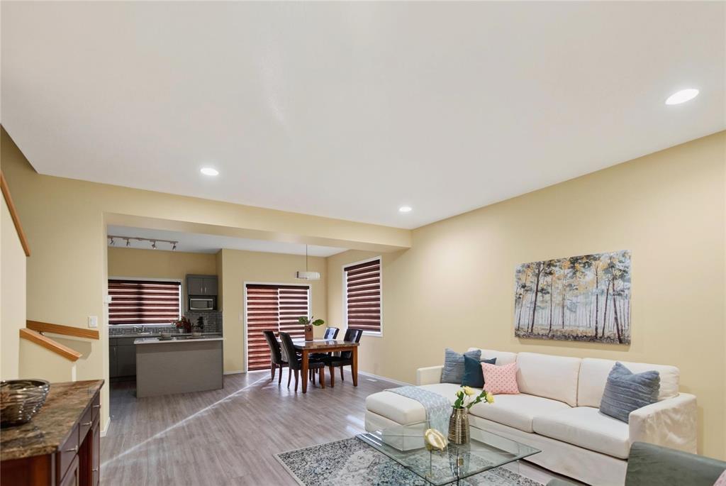 301 Cartesian Gate, Winnipeg, Manitoba  R2P 1W8 - Photo 2 - 202624393