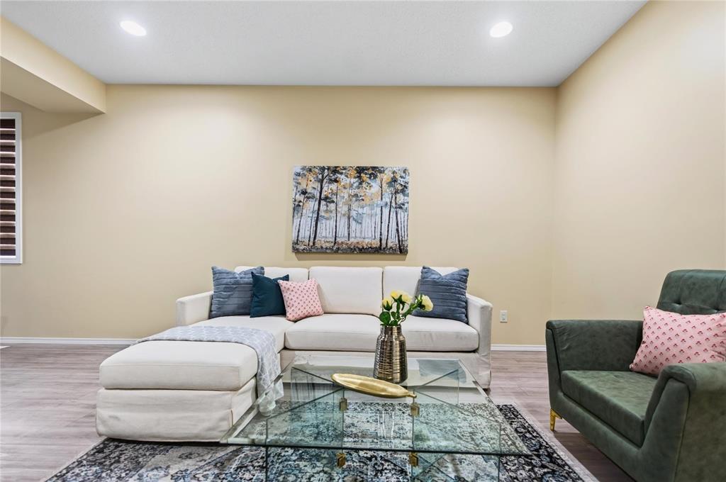 301 Cartesian Gate, Winnipeg, Manitoba  R2P 1W8 - Photo 3 - 202624393