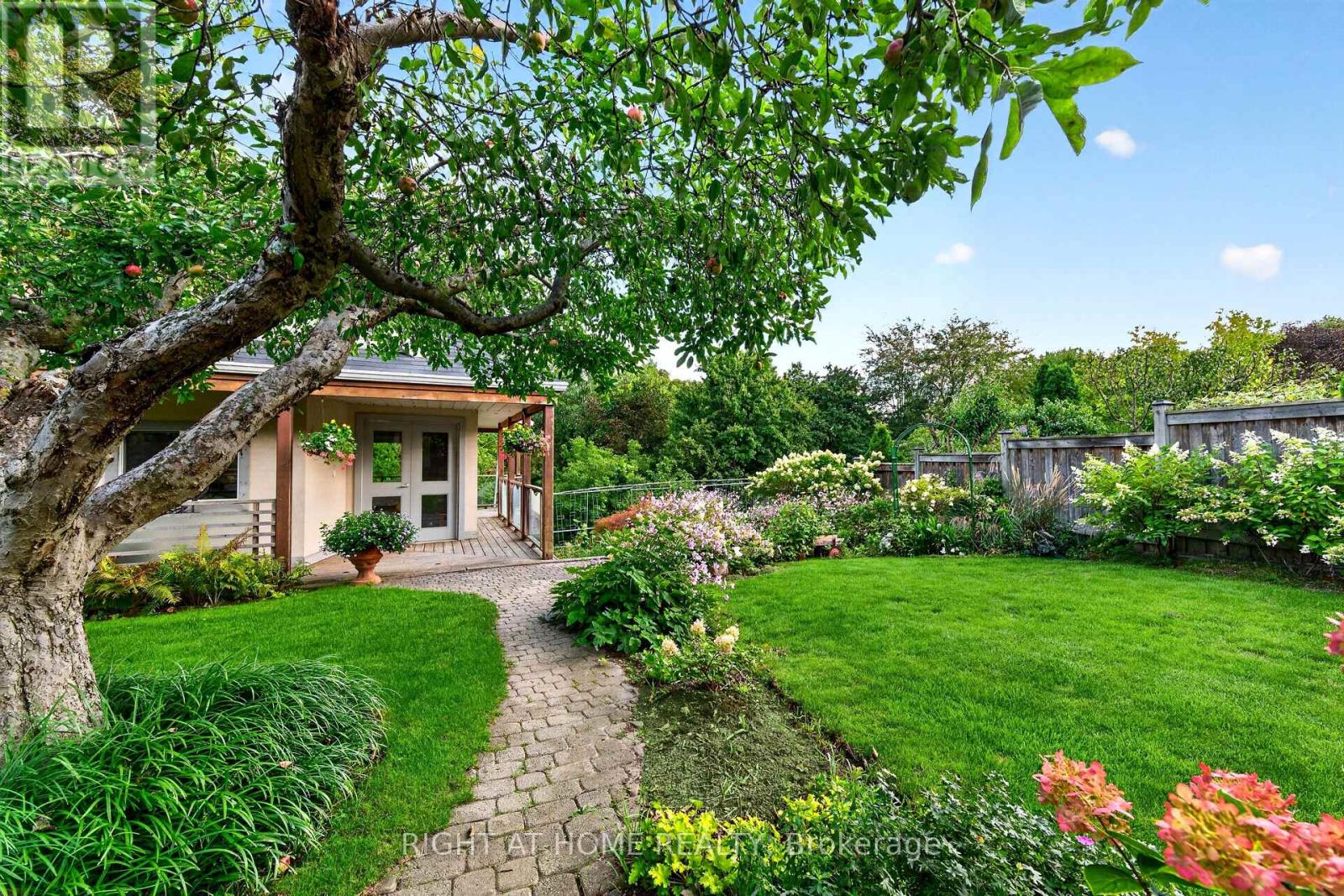 397 Maple Leaf Drive, Toronto, Ontario  M6L 1P4 - Photo 4 - W13846522