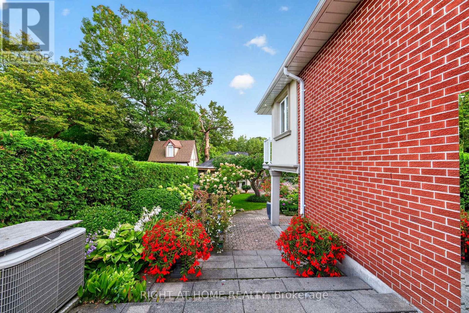 397 Maple Leaf Drive, Toronto, Ontario  M6L 1P4 - Photo 6 - W13846522