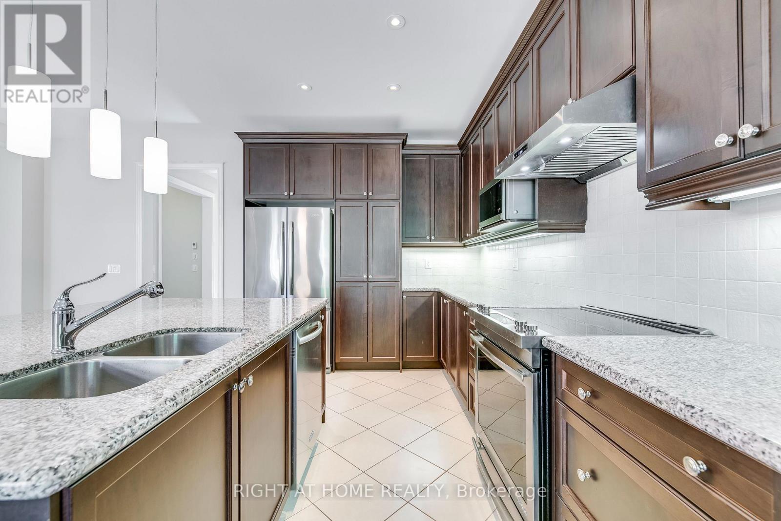 537 Terrace Way, Oakville, Ontario  L6M 1N6 - Photo 5 - W13846572